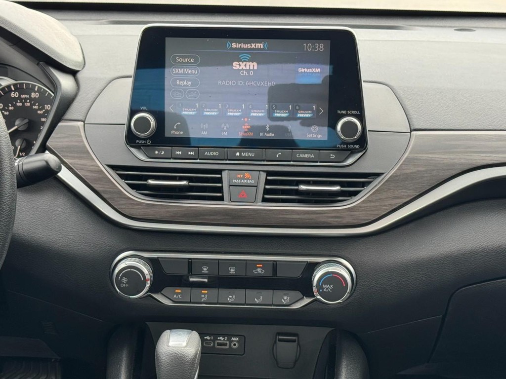 Nissan Altima Vehicle Full-screen Gallery Image 15