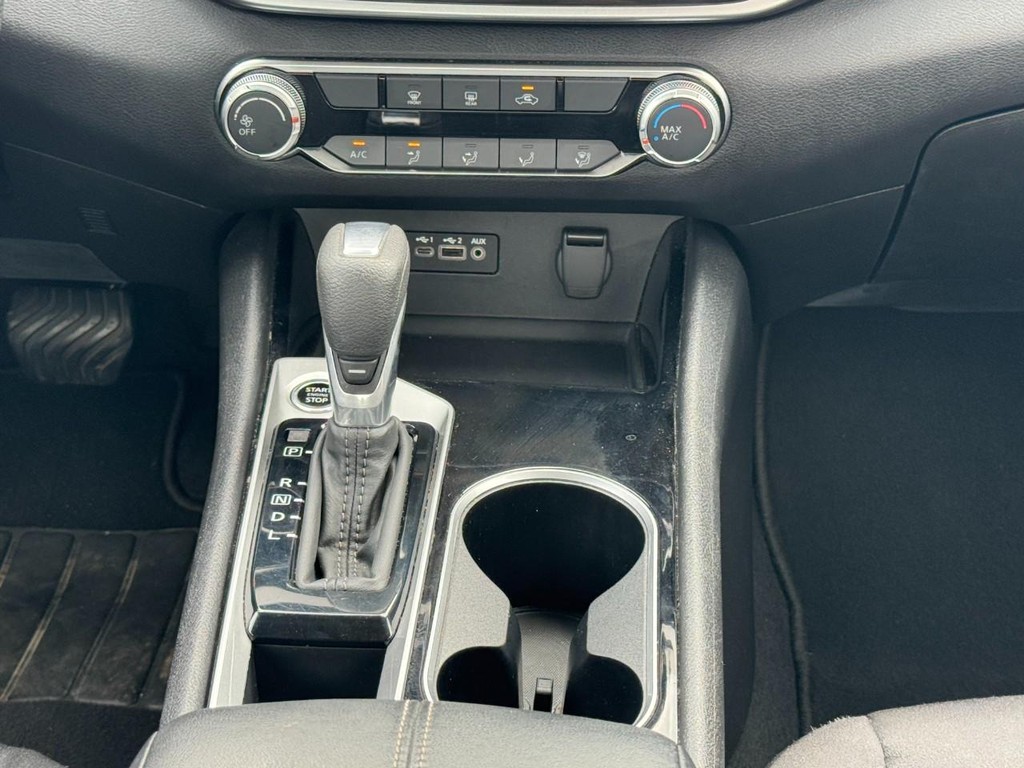 Nissan Altima Vehicle Full-screen Gallery Image 16