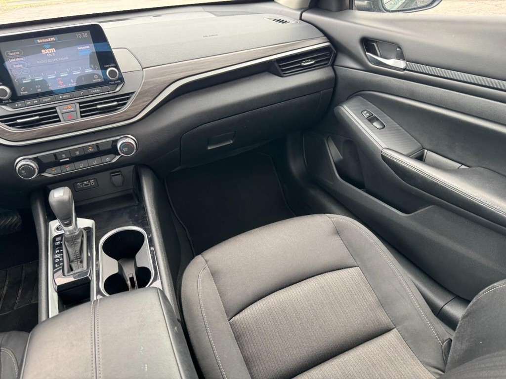 Nissan Altima Vehicle Full-screen Gallery Image 17