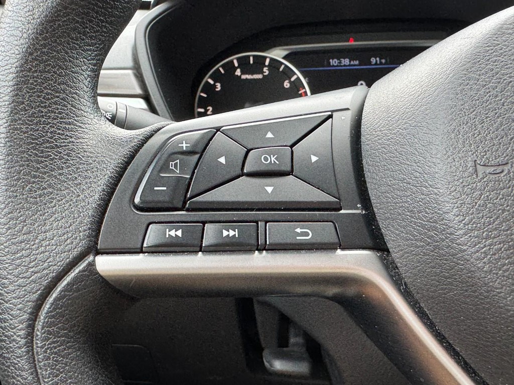 Nissan Altima Vehicle Full-screen Gallery Image 18