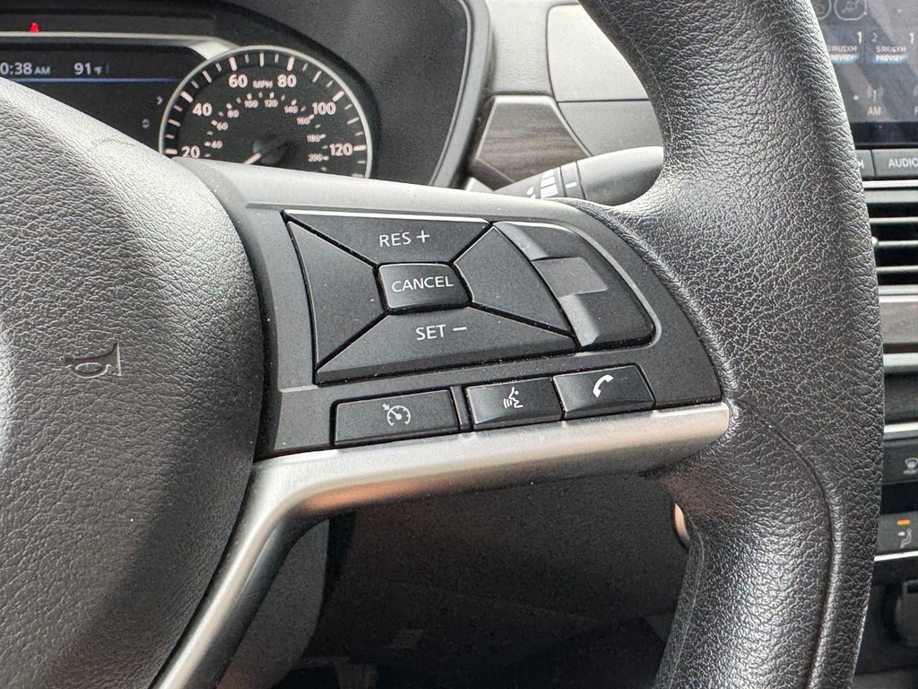 Nissan Altima Vehicle Full-screen Gallery Image 19