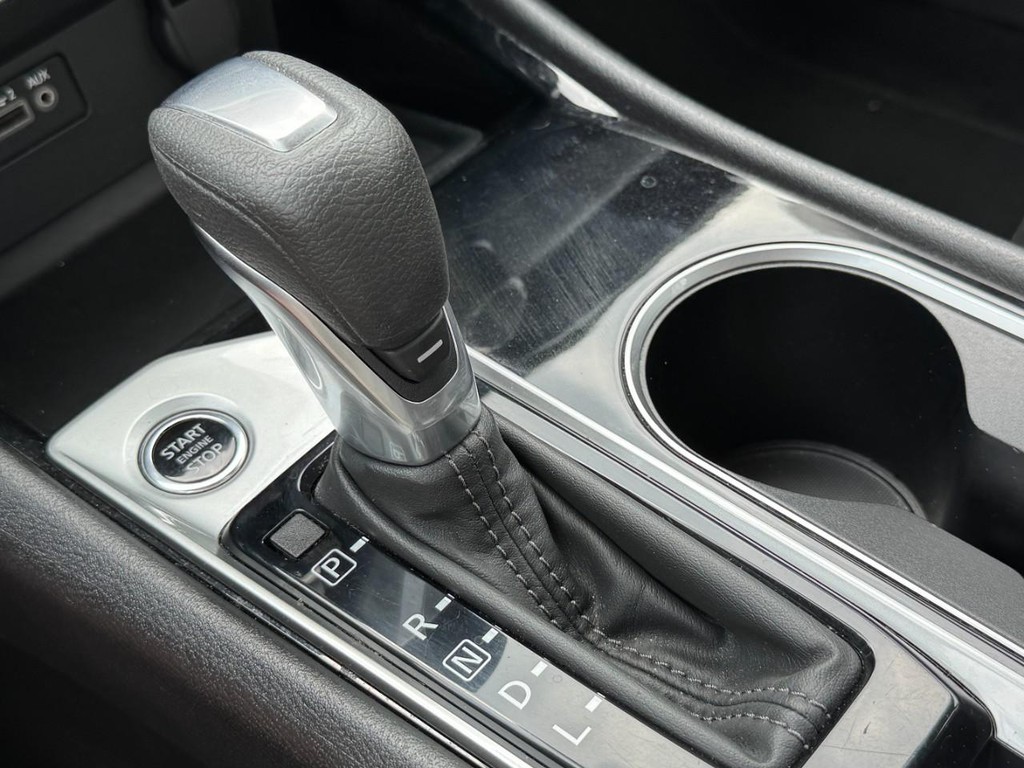 Nissan Altima Vehicle Full-screen Gallery Image 21