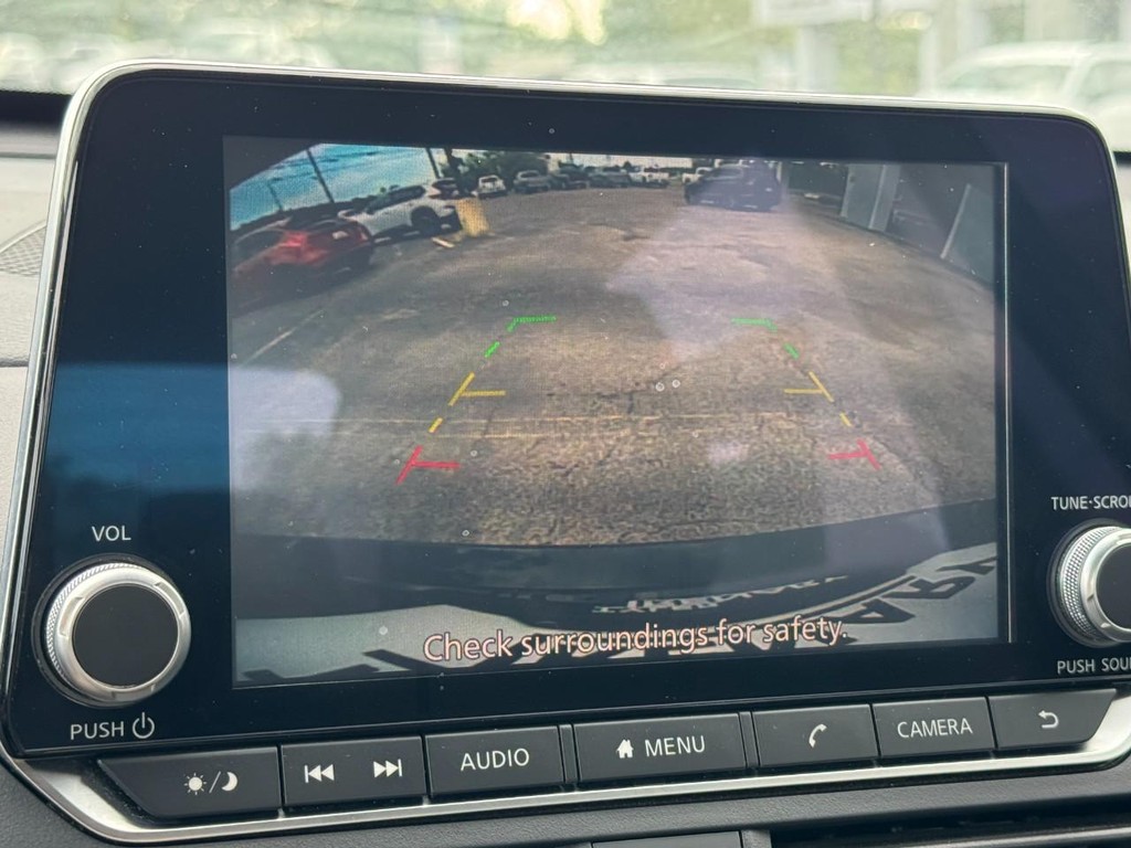 Nissan Altima Vehicle Full-screen Gallery Image 22