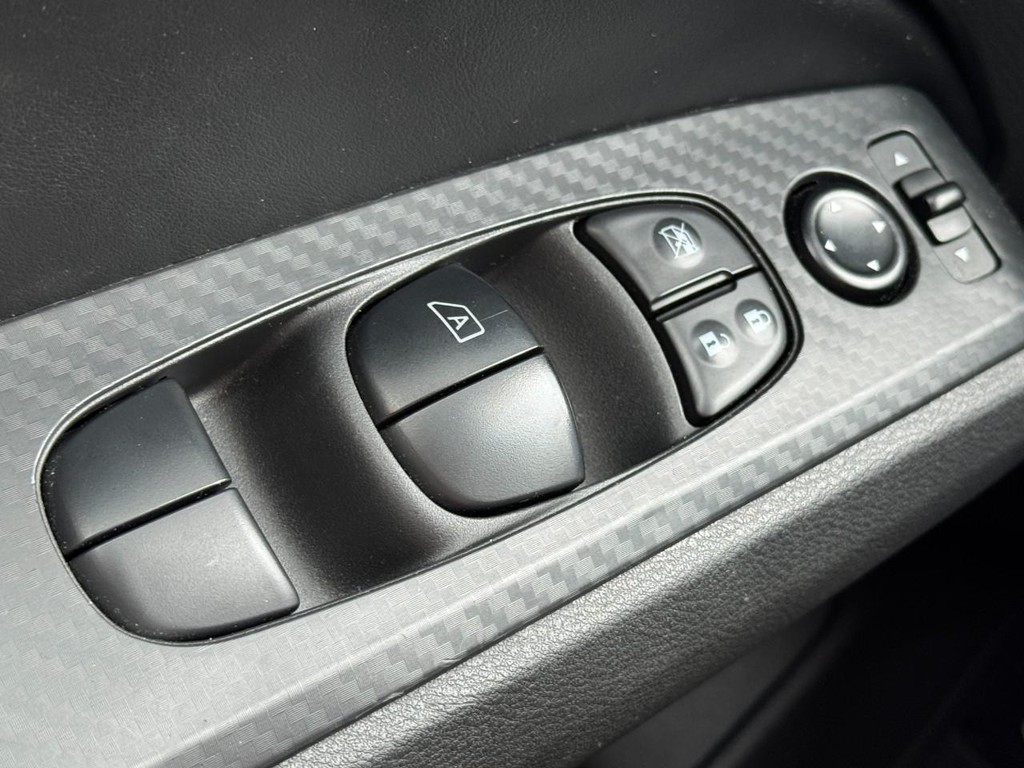 Nissan Altima Vehicle Full-screen Gallery Image 23