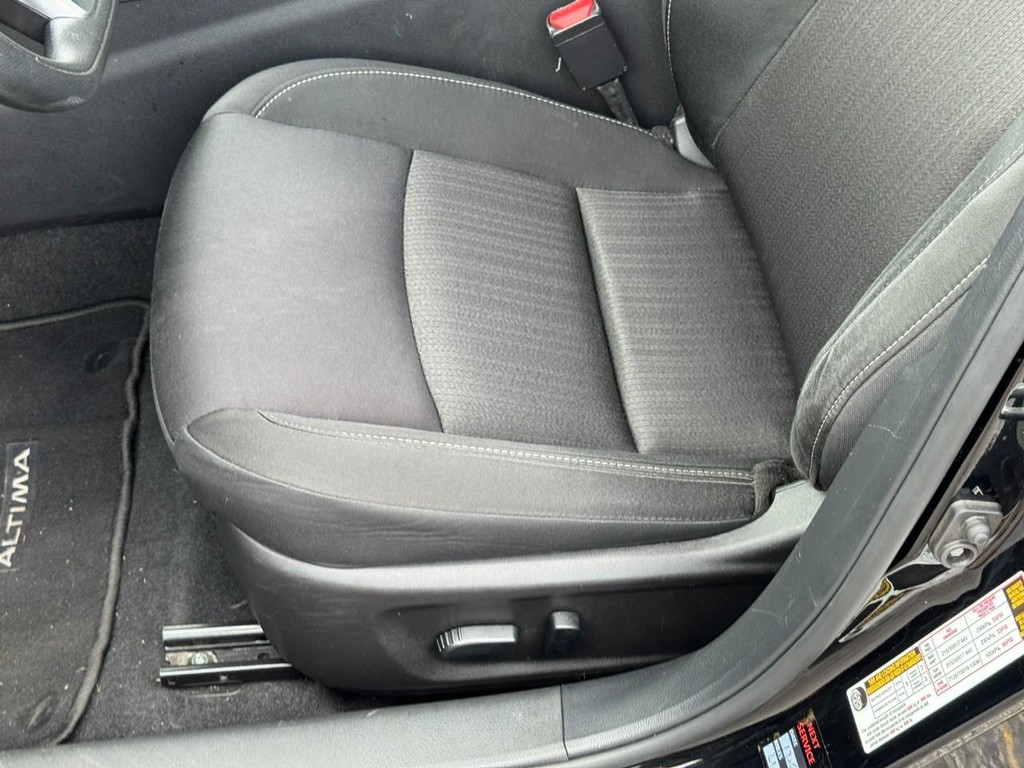 Nissan Altima Vehicle Full-screen Gallery Image 24