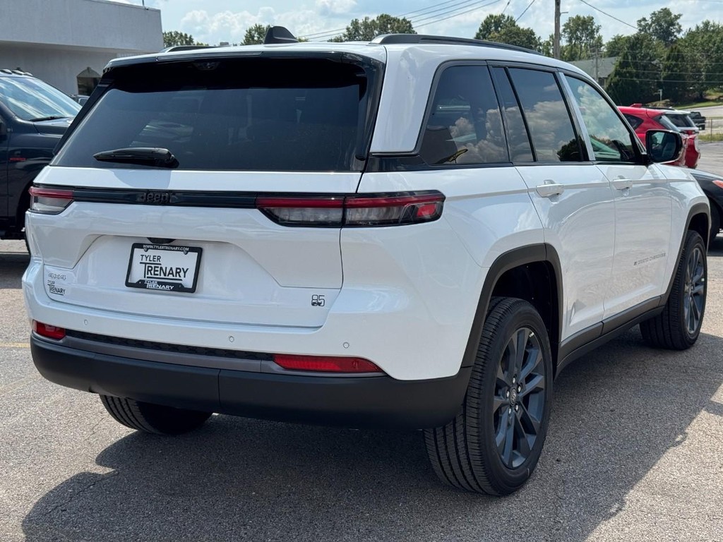 Jeep Grand Cherokee Vehicle Full-screen Gallery Image 04