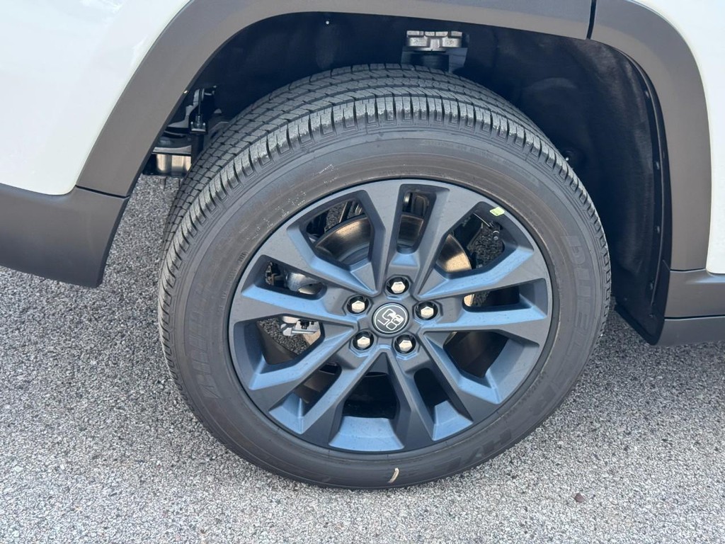 Jeep Grand Cherokee Vehicle Full-screen Gallery Image 05