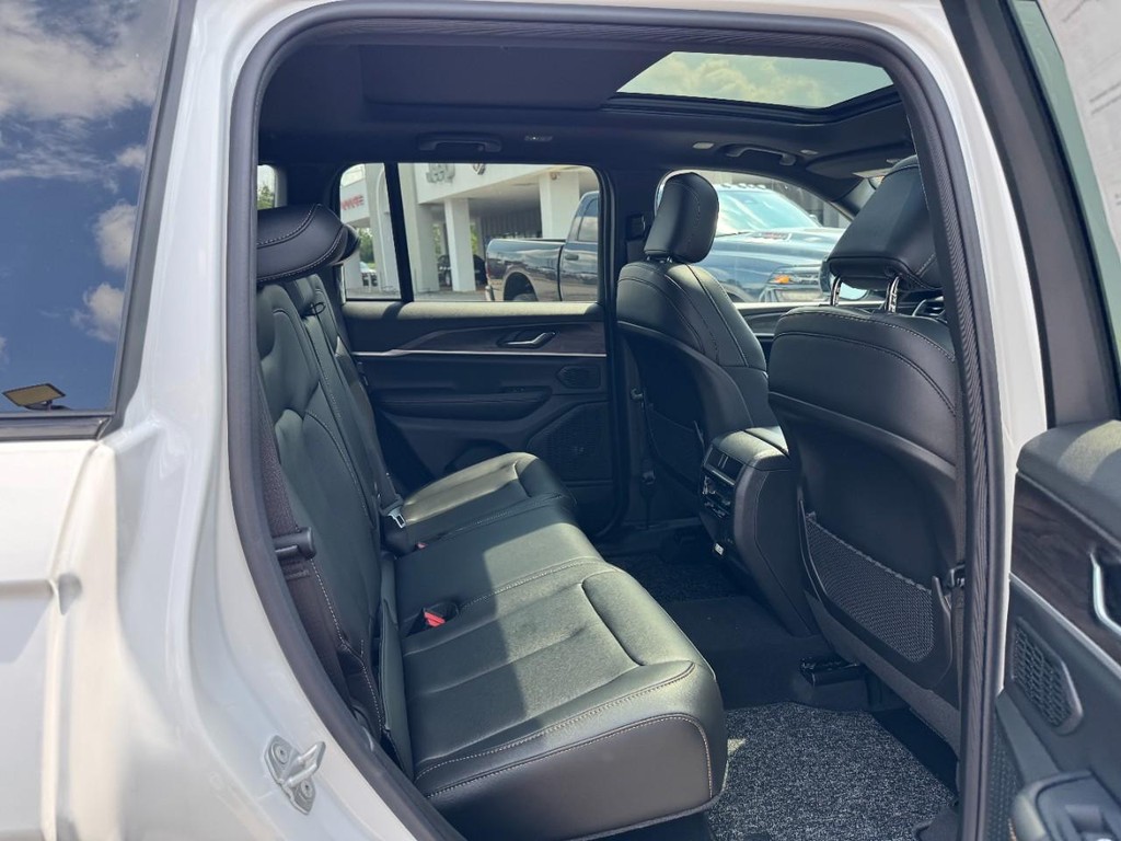 Jeep Grand Cherokee Vehicle Full-screen Gallery Image 06