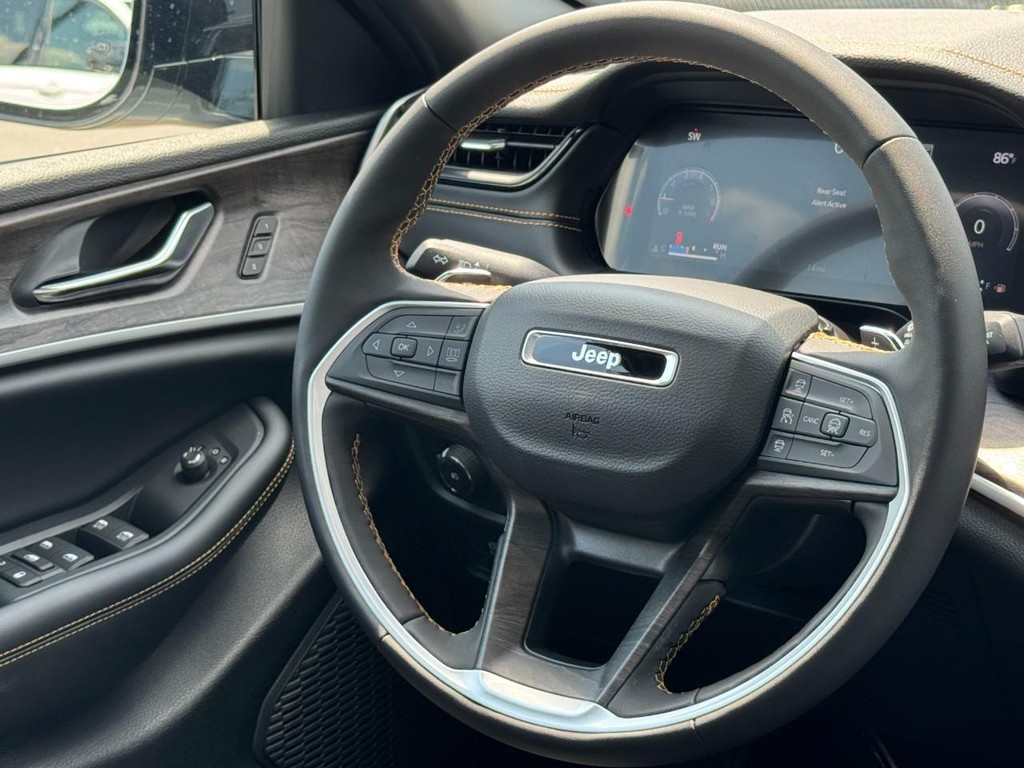 Jeep Grand Cherokee Vehicle Full-screen Gallery Image 09
