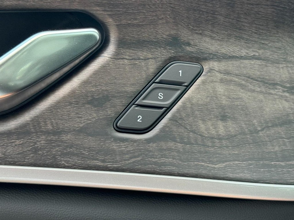 Jeep Grand Cherokee Vehicle Full-screen Gallery Image 12