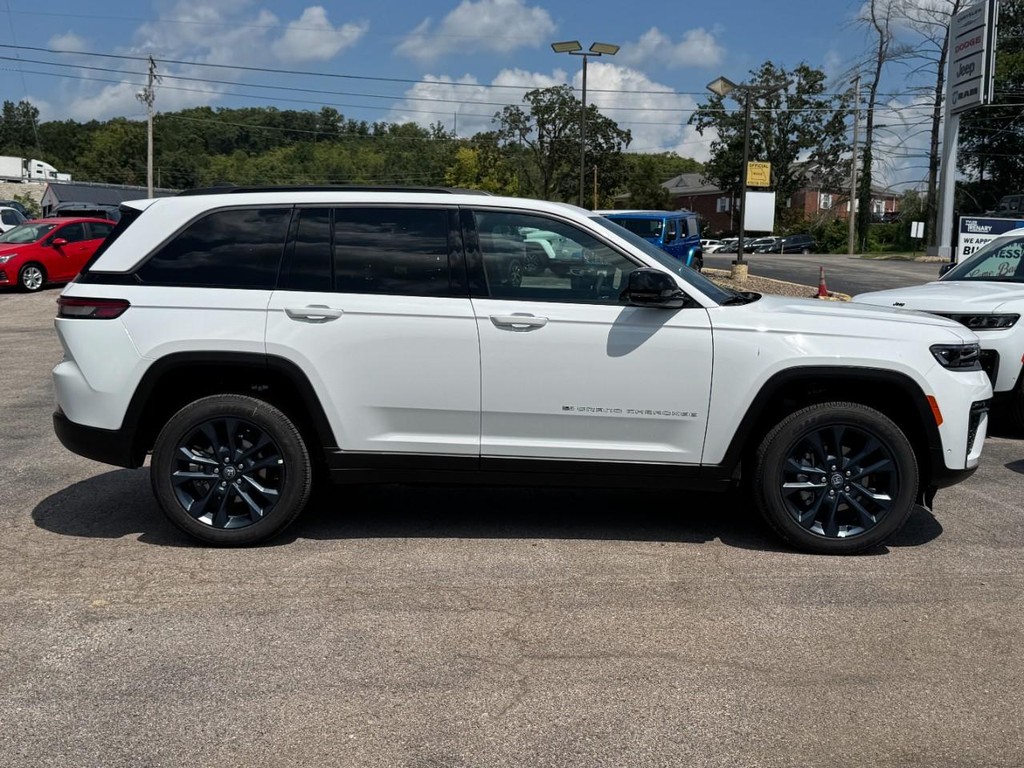 Jeep Grand Cherokee Vehicle Full-screen Gallery Image 02