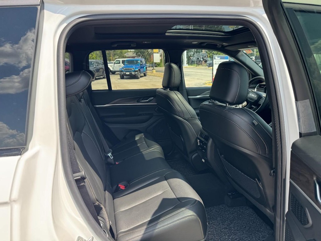 Jeep Grand Cherokee Vehicle Full-screen Gallery Image 06