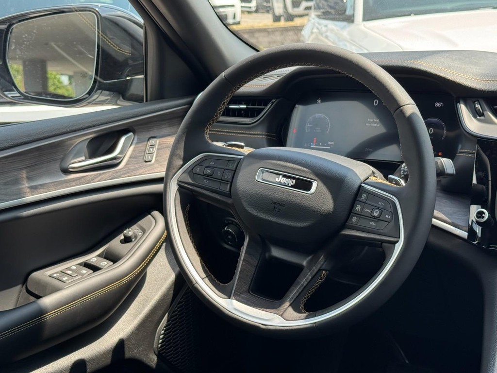 Jeep Grand Cherokee Vehicle Full-screen Gallery Image 09