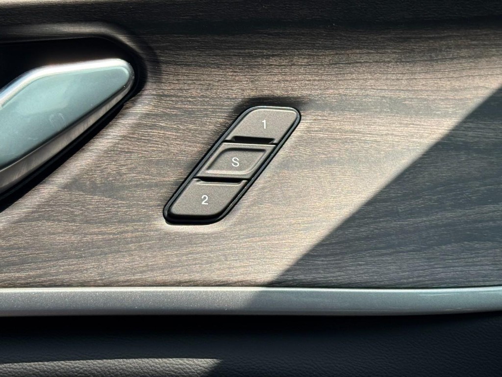 Jeep Grand Cherokee Vehicle Full-screen Gallery Image 12