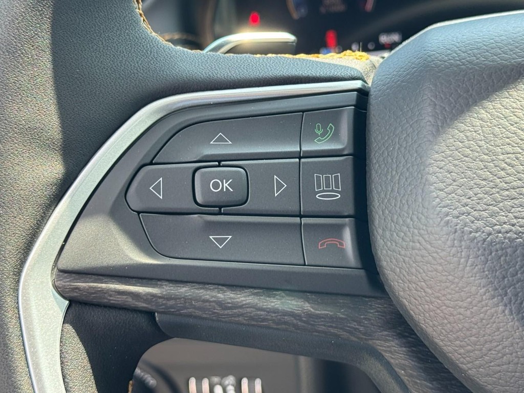 Jeep Grand Cherokee Vehicle Full-screen Gallery Image 13