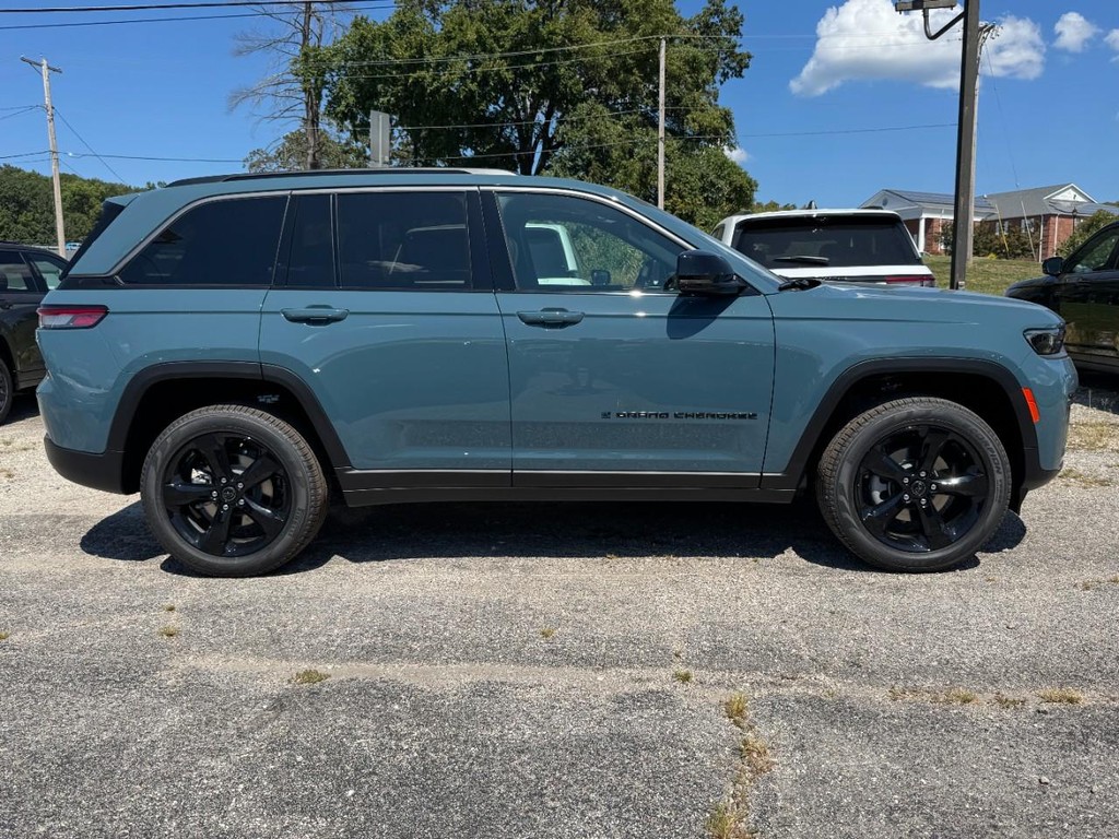 Jeep Grand Cherokee Vehicle Full-screen Gallery Image 02