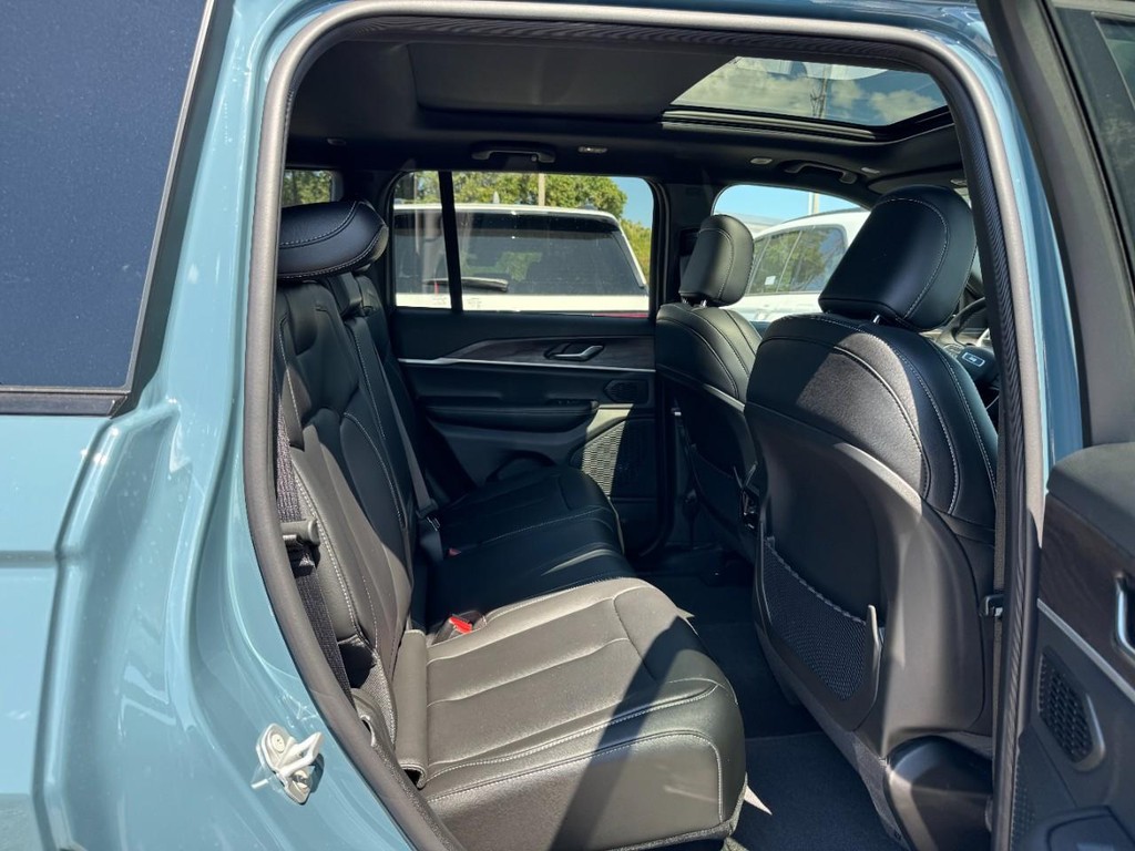 Jeep Grand Cherokee Vehicle Full-screen Gallery Image 06