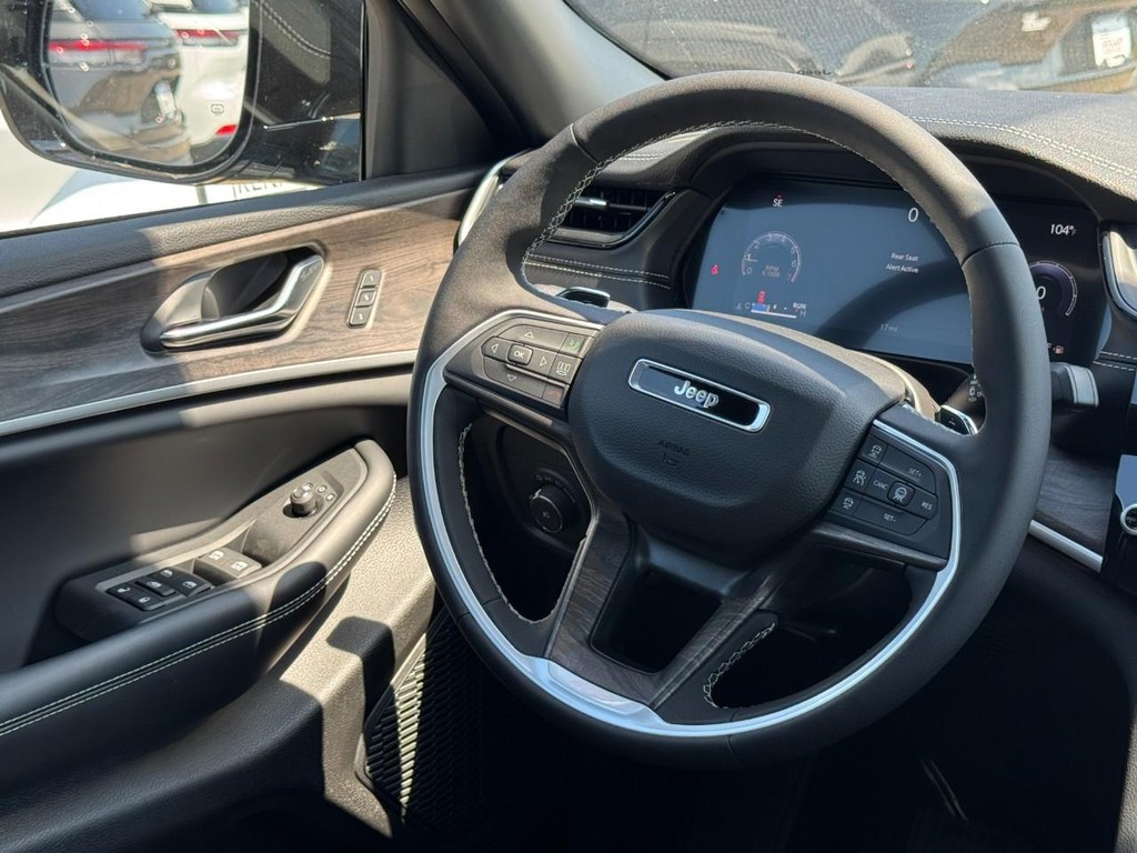 Jeep Grand Cherokee Vehicle Full-screen Gallery Image 09