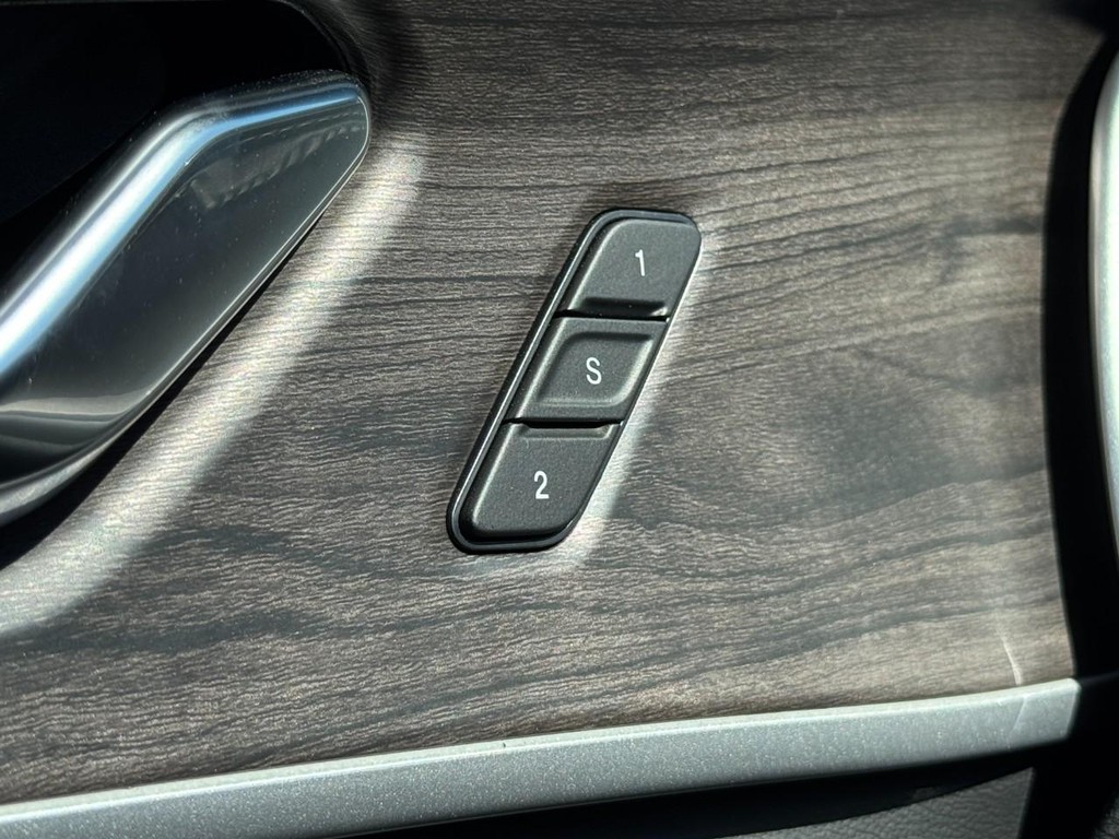 Jeep Grand Cherokee Vehicle Full-screen Gallery Image 12