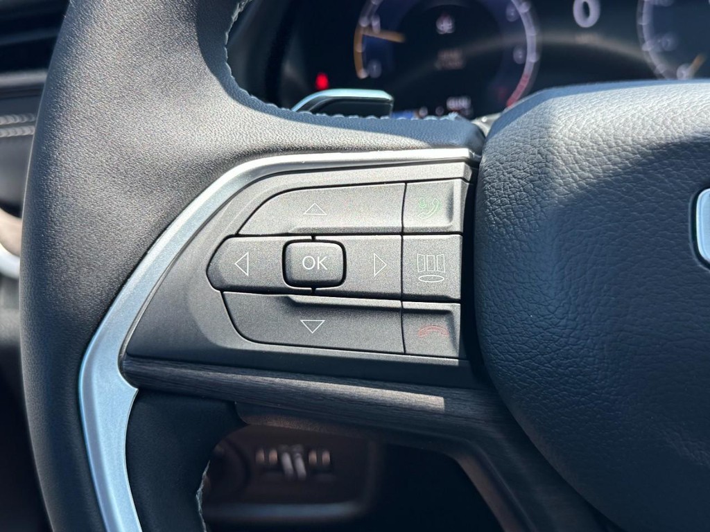 Jeep Grand Cherokee Vehicle Full-screen Gallery Image 13
