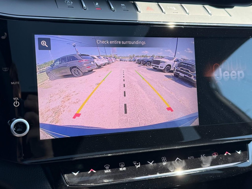 Jeep Grand Cherokee Vehicle Full-screen Gallery Image 18
