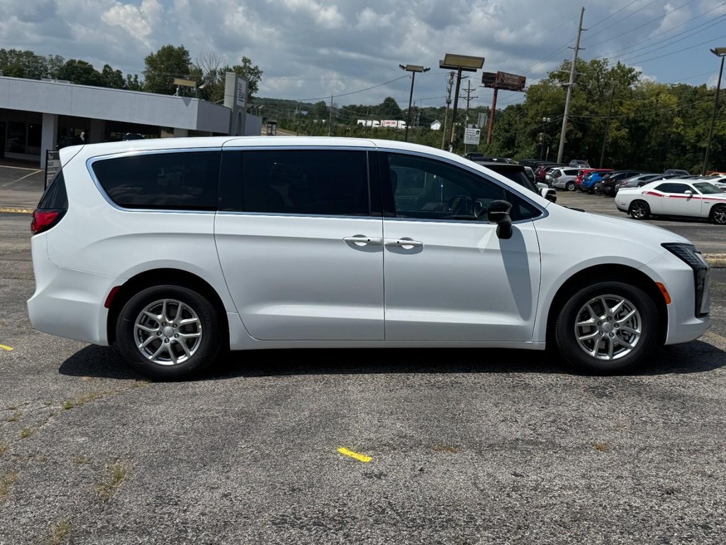 Chrysler Pacifica Vehicle Full-screen Gallery Image 02