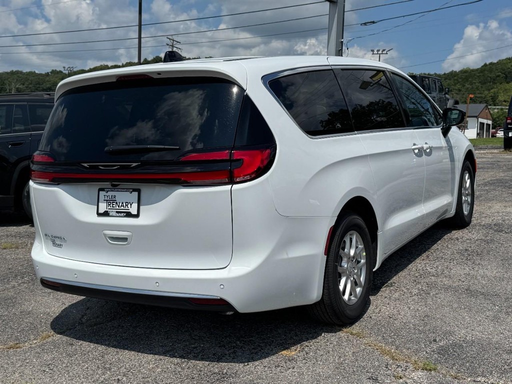 Chrysler Pacifica Vehicle Full-screen Gallery Image 04