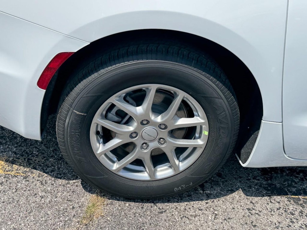 Chrysler Pacifica Vehicle Full-screen Gallery Image 05