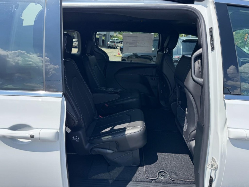 Chrysler Pacifica Vehicle Full-screen Gallery Image 06