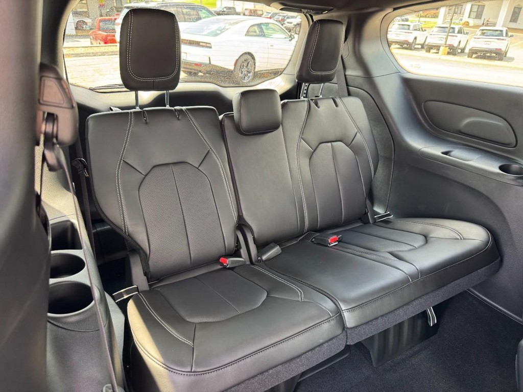 Chrysler Pacifica Vehicle Full-screen Gallery Image 07