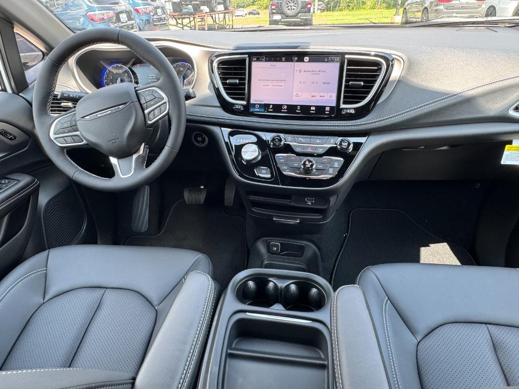 Chrysler Pacifica Vehicle Full-screen Gallery Image 09