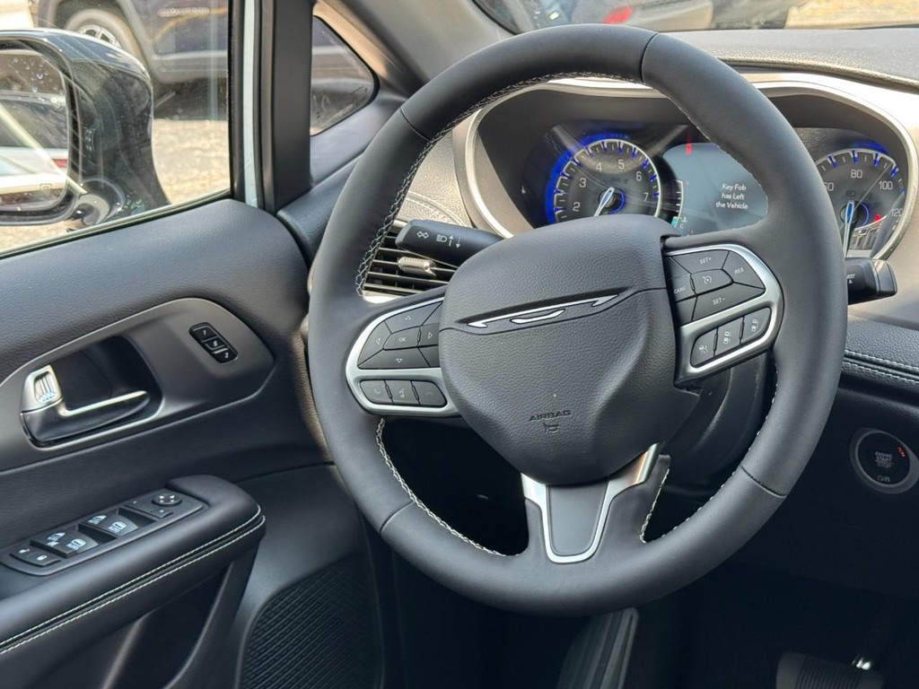 Chrysler Pacifica Vehicle Full-screen Gallery Image 10