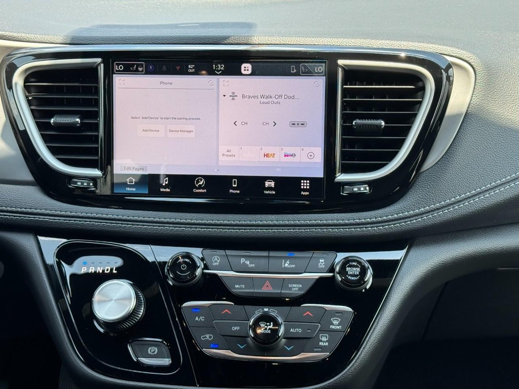 Chrysler Pacifica Vehicle Full-screen Gallery Image 11