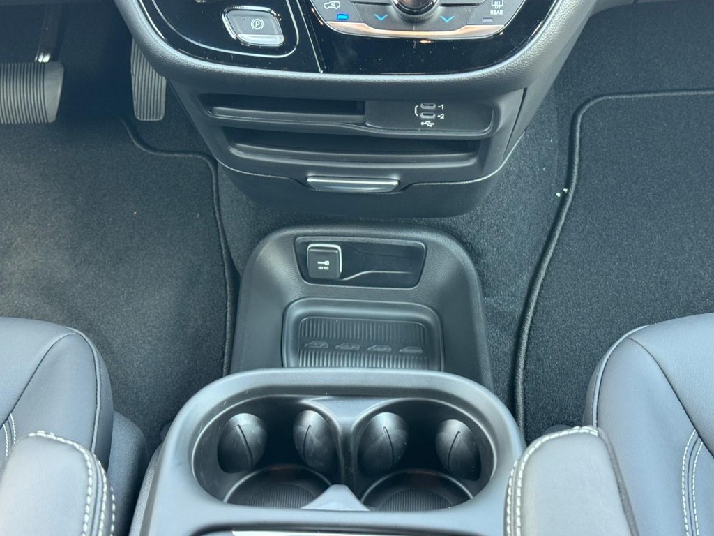 Chrysler Pacifica Vehicle Full-screen Gallery Image 12