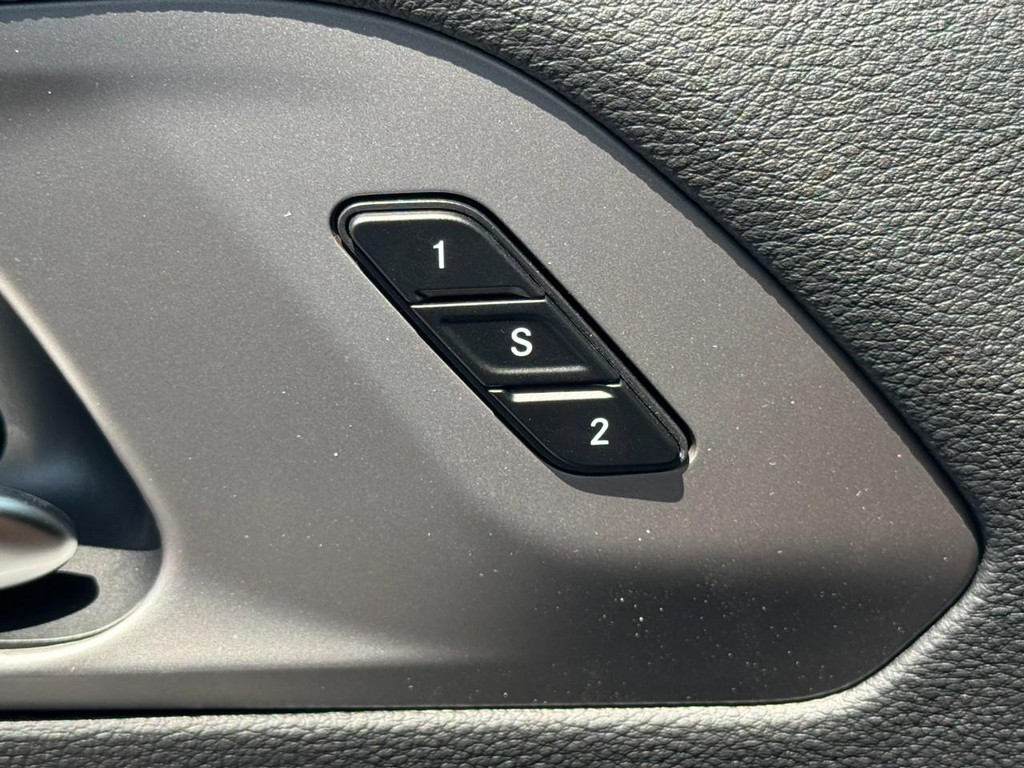 Chrysler Pacifica Vehicle Full-screen Gallery Image 13