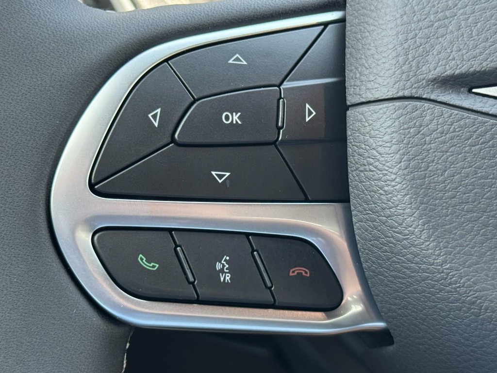 Chrysler Pacifica Vehicle Full-screen Gallery Image 14