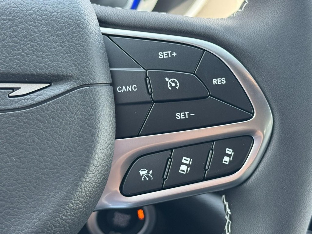 Chrysler Pacifica Vehicle Full-screen Gallery Image 15