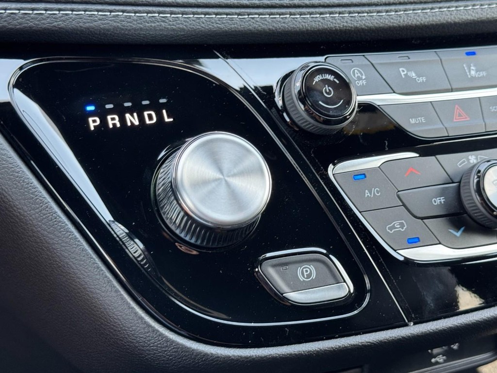 Chrysler Pacifica Vehicle Full-screen Gallery Image 16
