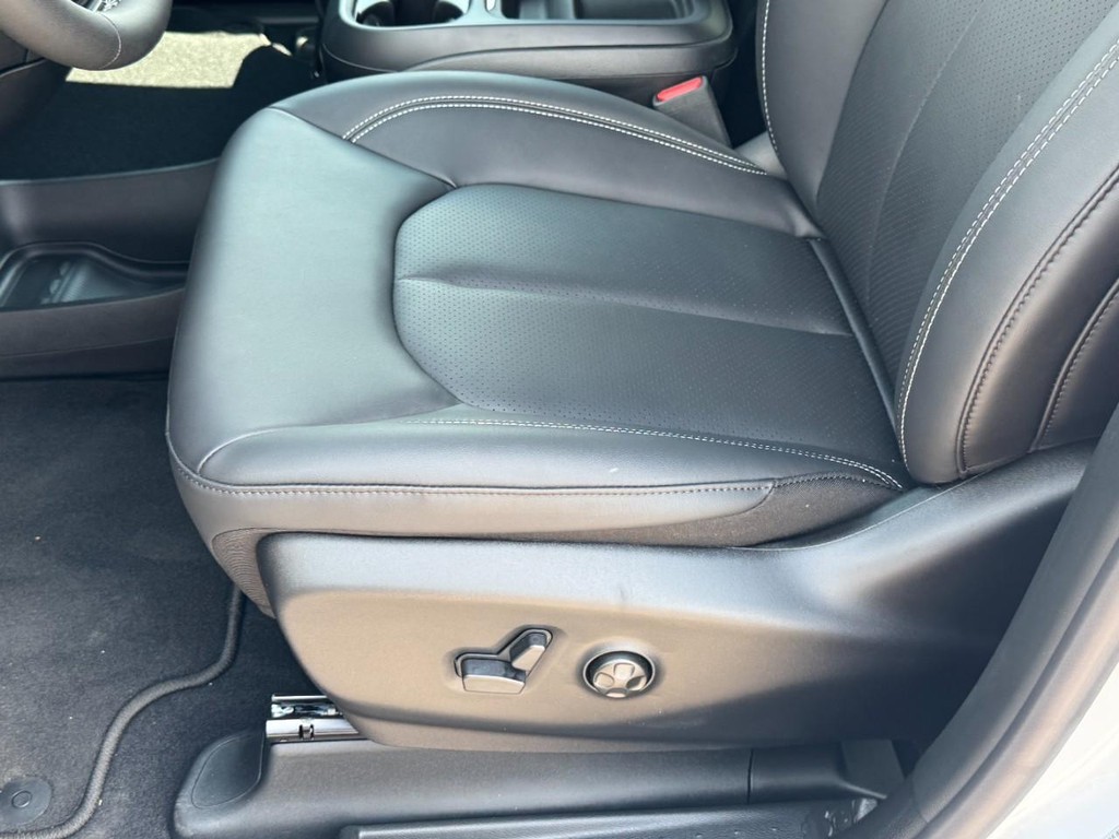Chrysler Pacifica Vehicle Full-screen Gallery Image 19