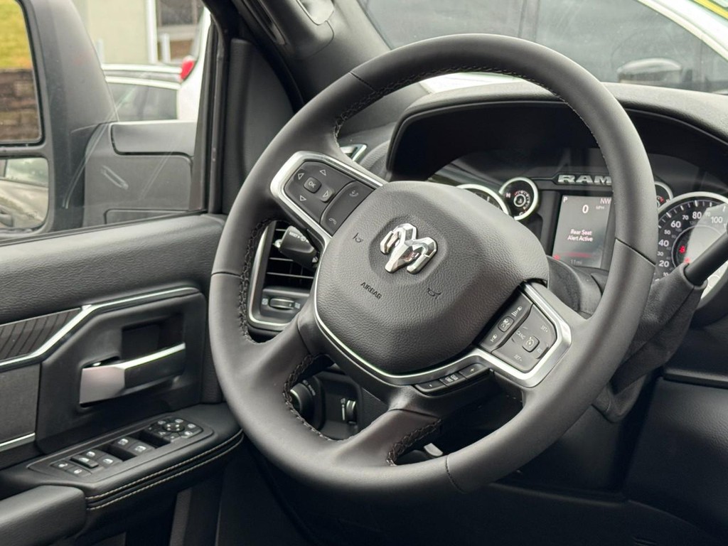 Ram 2500 Vehicle Full-screen Gallery Image 09