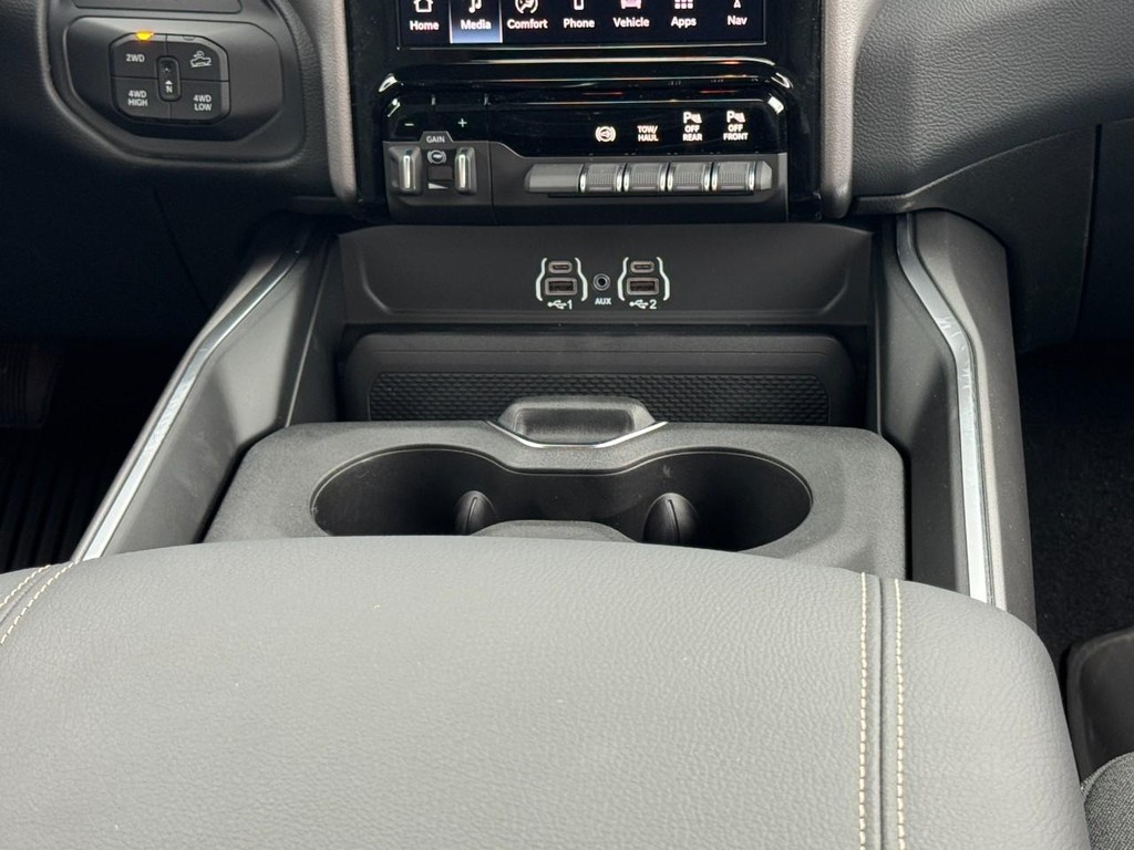 Ram 2500 Vehicle Full-screen Gallery Image 11