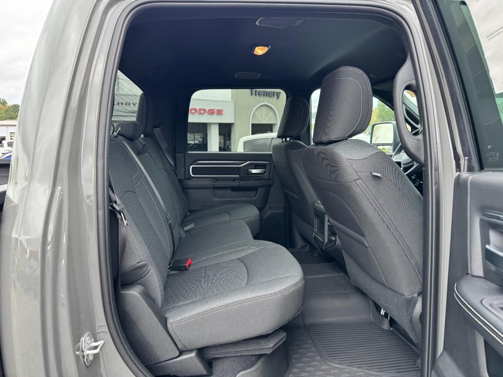 Ram 2500 Vehicle Full-screen Gallery Image 06