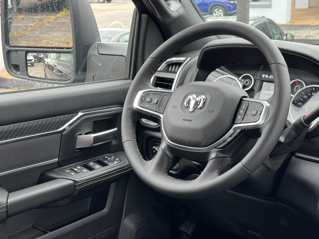 Ram 2500 Vehicle Full-screen Gallery Image 09