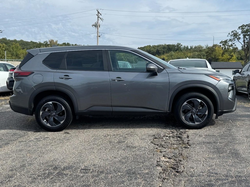 Nissan Rogue Vehicle Full-screen Gallery Image 02