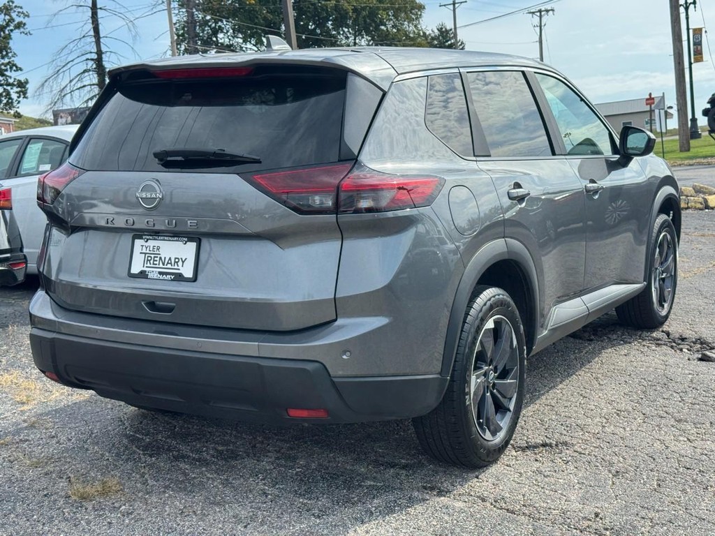 Nissan Rogue Vehicle Full-screen Gallery Image 04