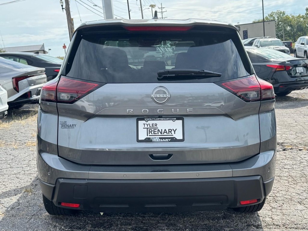Nissan Rogue Vehicle Full-screen Gallery Image 05