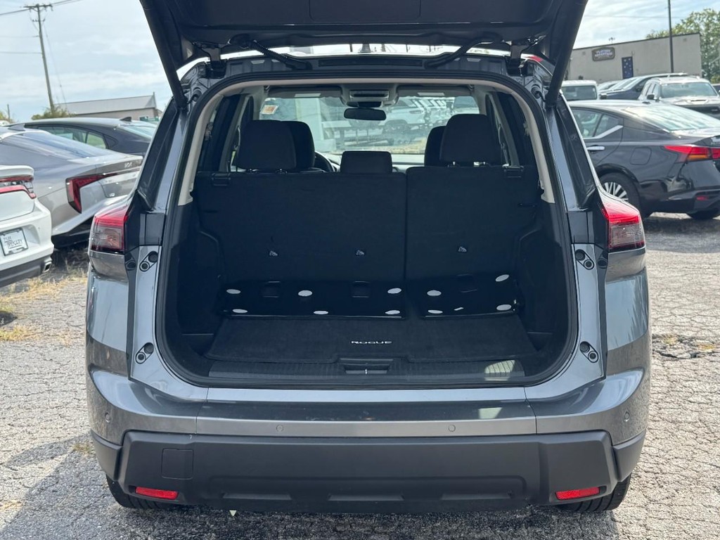 Nissan Rogue Vehicle Full-screen Gallery Image 06