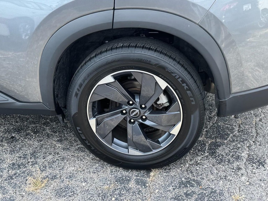 Nissan Rogue Vehicle Full-screen Gallery Image 09