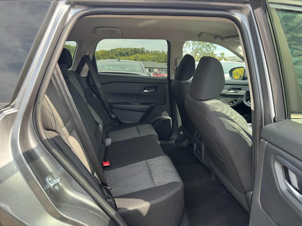 Nissan Rogue Vehicle Full-screen Gallery Image 12