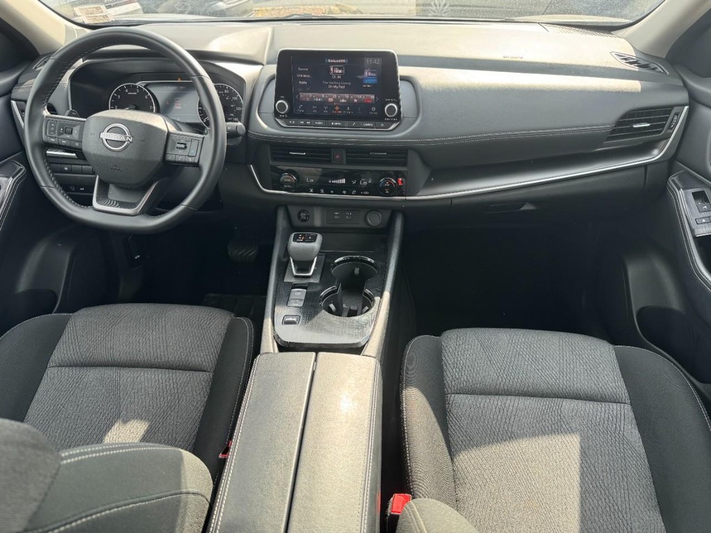 Nissan Rogue Vehicle Full-screen Gallery Image 13